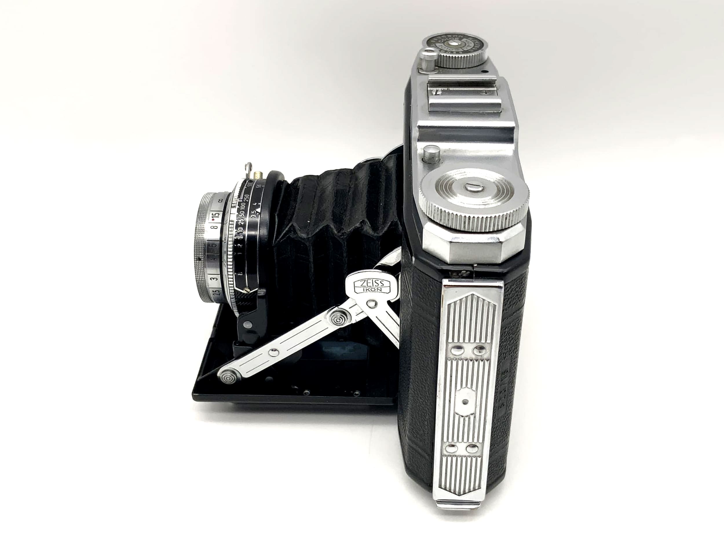 Zeiss Ikon Ikonta 523/16 avec Zeiss-Opton Tessar 1:3.5 75mm rouge T Synchro-Compur