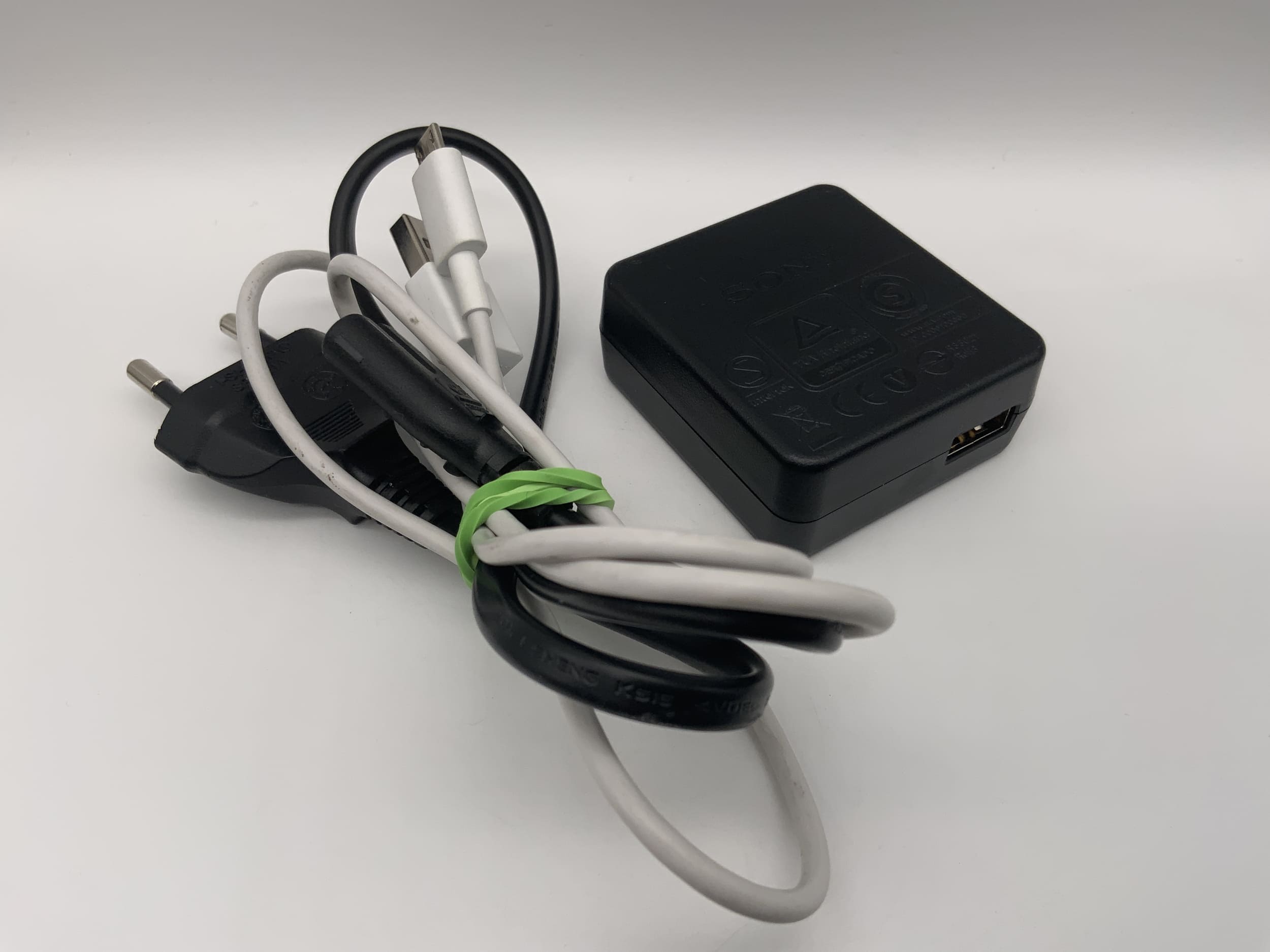 Sony Cyber Shot DSC-WX500 with Zeiss Vario-Sonnar red T* 3.5-6.4 / 4.1-123 18.2MP