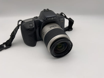 Minolta Dynax 500 si SLR camera with AF Zoom 28-100mm 1:3.5-5.6 lens