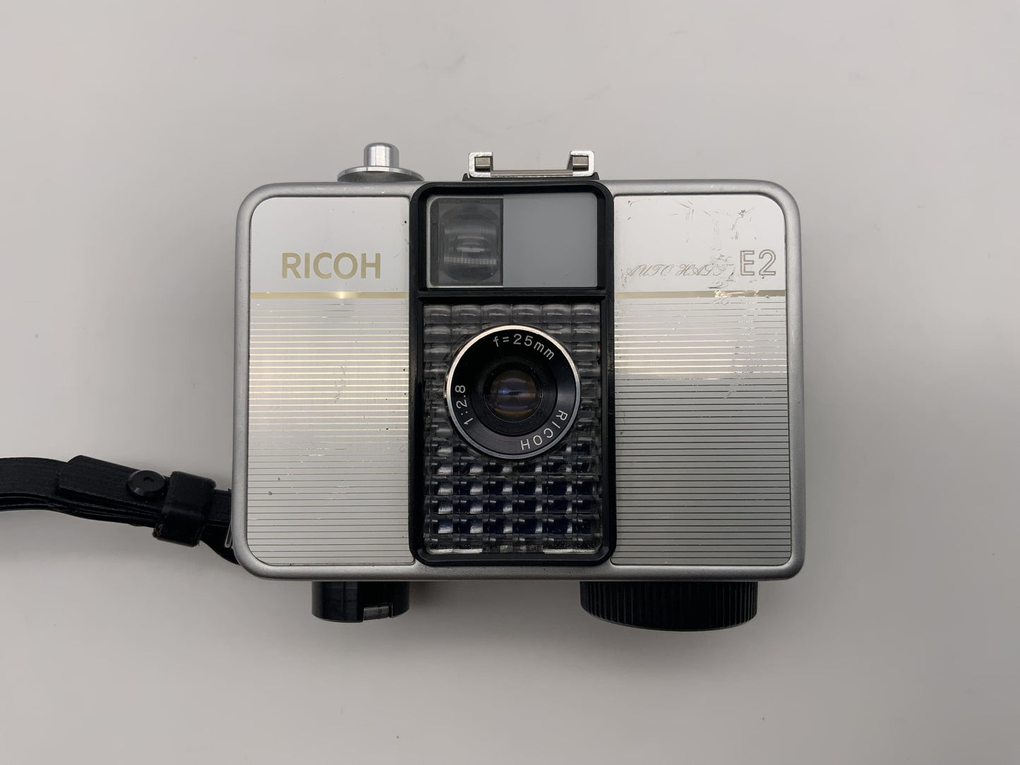 Ricoh E2 Sucherkamera mit 25mm 1:2.8 Objektiv 35mm Kompaktkamera Auto Half