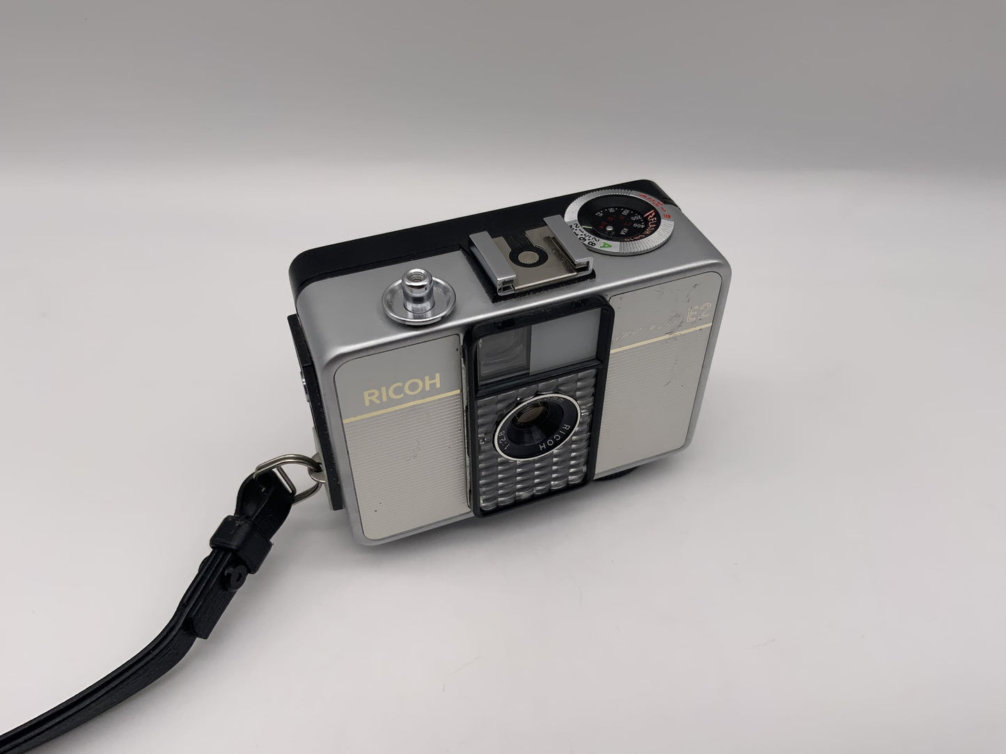 Ricoh E2 Sucherkamera mit 25mm 1:2.8 Objektiv 35mm Kompaktkamera Auto Half