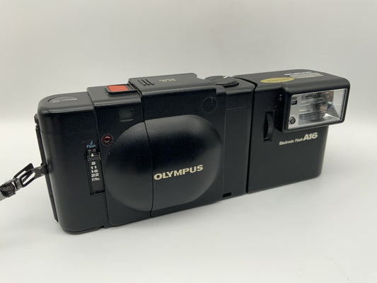 Olympus XA Sucherkamera mit F.Zuiko 1:2.8 35mm & Electronic Flash A16 Blitz