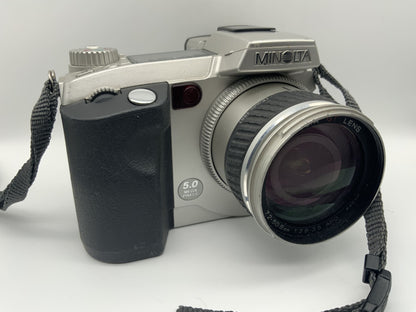 Minolta Dimage 7i mit 7x Optical Zoom Lens GT 7.2-50.8mm 1:2.8-3.5 APO 5.0 MP