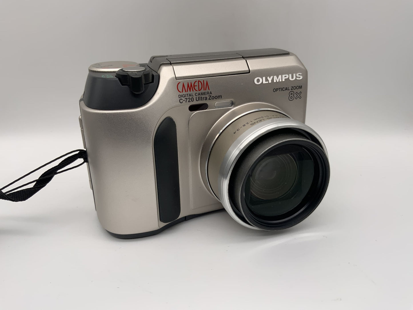 Olympus C-720 Ultra Zoom mit Zoom Lens AF 6.4-51.2mm 1:2.8-3.4 3.0 MP Camedia