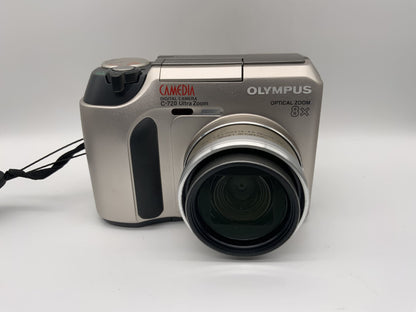 Olympus C-720 Ultra Zoom mit Zoom Lens AF 6.4-51.2mm 1:2.8-3.4 3.0 MP Camedia