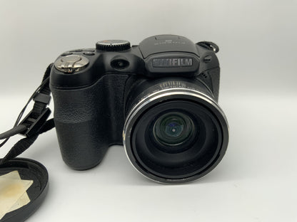 Fujifilm Finepix S2980 mit 18x Optical Zoom f=5.0-90.0mm 1:3.1-5.6 14 MP