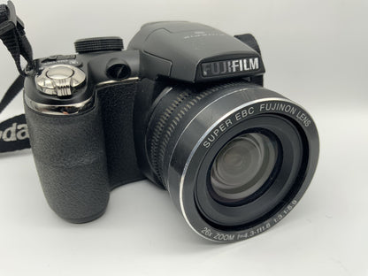 Fujifilm Finepix S4300 mit Super EBC Lens 26x Zoom f=4.3-111.8mm 1:3.1-5.9 14 MP