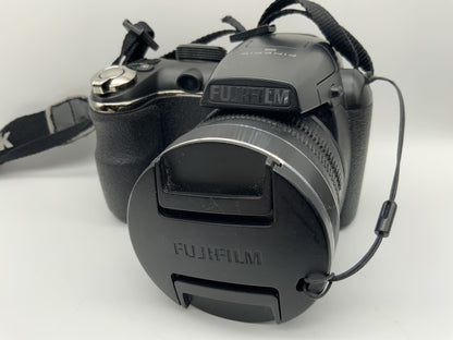 Fujifilm Finepix S4300 mit Super EBC Lens 26x Zoom f=4.3-111.8mm 1:3.1-5.9 14 MP