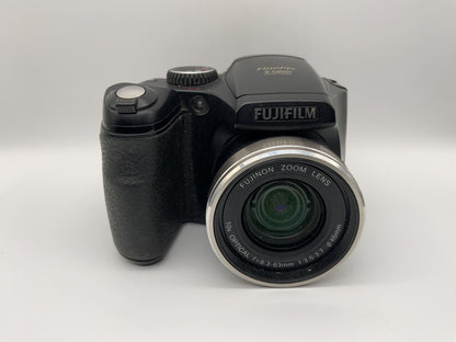 Fujifilm Finepix S5800 mit Zoom Lens 10x Optical f=6.3-63mm 1:3.5-3.7 8.0 MP