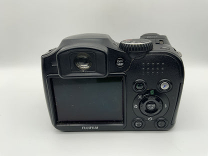 Fujifilm Finepix S5800 mit Zoom Lens 10x Optical f=6.3-63mm 1:3.5-3.7 8.0 MP