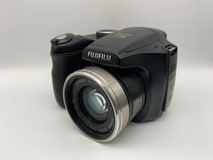 Fujifilm Finepix S5800 mit Zoom Lens 10x Optical f=6.3-63mm 1:3.5-3.7 8.0 MP