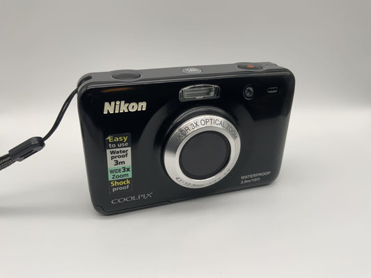 Nikon Coolpix S30 mit Nikkor 3x Optical Zoom 4.1-12.3mm 1:3.3-5.9 Waterproof