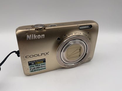 Nikon Coolpix S6300 mit Nikkor 10x Wide ED VR 4.5-45.0mm 1:3.2-5.8 16.0 MP